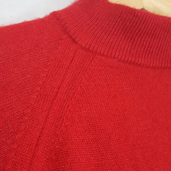 Soft red back zipping turtleneck - Picture 2 of 7